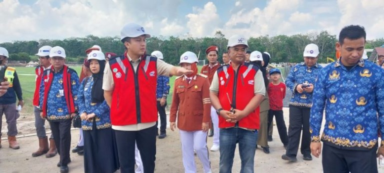 Bupati Ogan Ilir, Panca Wijaya Akbar saat meninjau lokasi pembangunan.