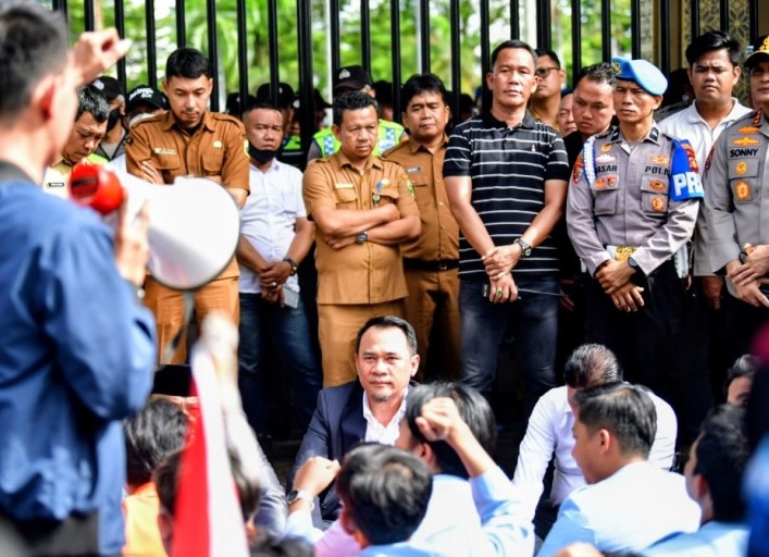 Ketua DPRD Sumsel, Andie Dinialdie saat menemui masa aksi di halaman Kantor DPRD Sumatera Selatan.