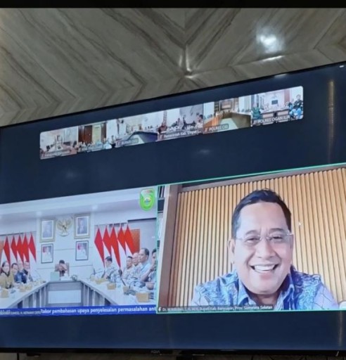 Bupati Banyuasin, Dr. H. Askolani, SH., MH saat mengikuti Rapat Koordinasi (Rakor) Penyelesaian Antrean Pengisian BBM Bersubsidi