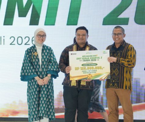 Pemimpin Wilayah PT Pegadaian Kanwil III Sumbagsel, Novryandi saat menerima penghargaan pada di Business Summit 2026.