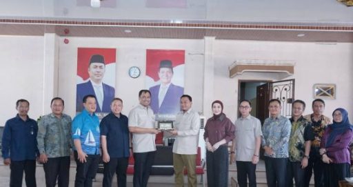 Ketua DPRD Provinsi Sumatera Selatan Andie Dinialdie, S.E., M.M., bersama anggota DPRD Sumsel Daerah Pemilihan (Dapil) V dengan Bupati OKU Selatan Abusama, S.H.