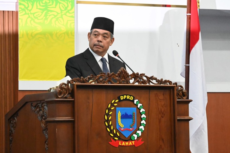 Bupati Lahat, H. Bursah Zarnubi.