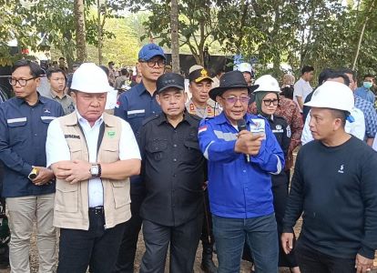 Gubernur Sumsel Herman Deru saat meresmikan pengelolaan sumur minyak rakyat di Desa Banjarsari, Kabupaten Lahat.
