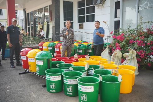 PT Pegadaian (Persero) Kantor Wilayah III Sumbagsel menyalurkan bantuan tempat sampah tiga warna kepada Kecamatan Ilir Barat I.