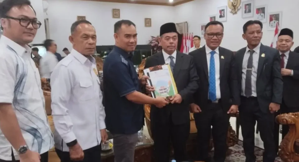 Pansus Perkebunan DPRD Sumsel Serahkan Rekomendasi Penataan Tata Kelola Perkebunan kepada Pemkab Lahat.