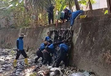 Petugas Prokasi DLH Lahat tengah membersihkan salah satu aliran air di Kota Lahat. Foto Istimewa.