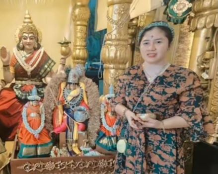 Rara Istiati Wulandari, yang dikenal luas sebagai Rara Pawang Hujan.